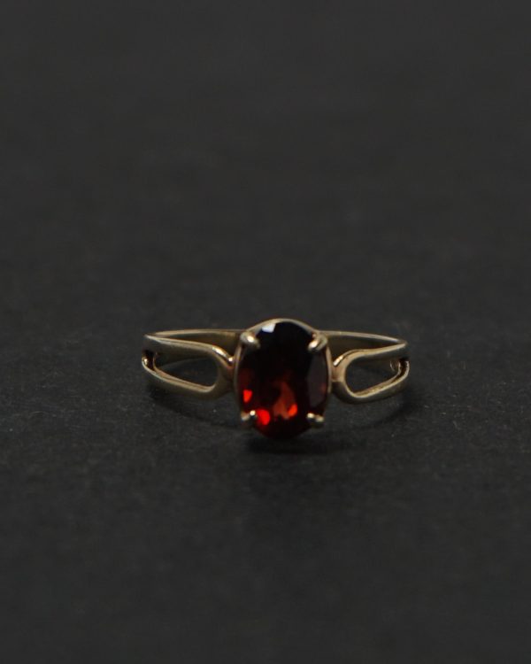 10k Gold Ring w/ Garnet / size: 6.5