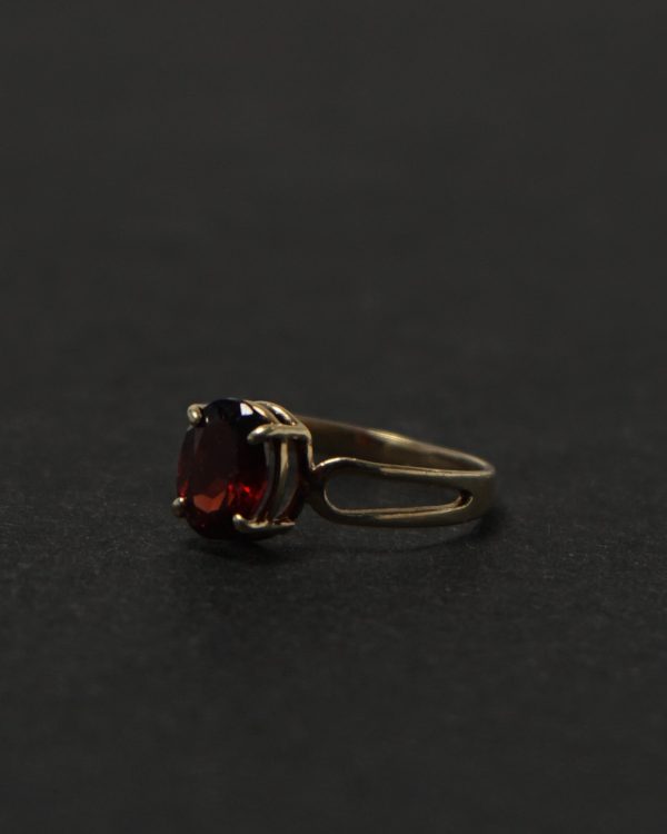 10k Gold Ring w/ Garnet / size: 6.5 - Image 4